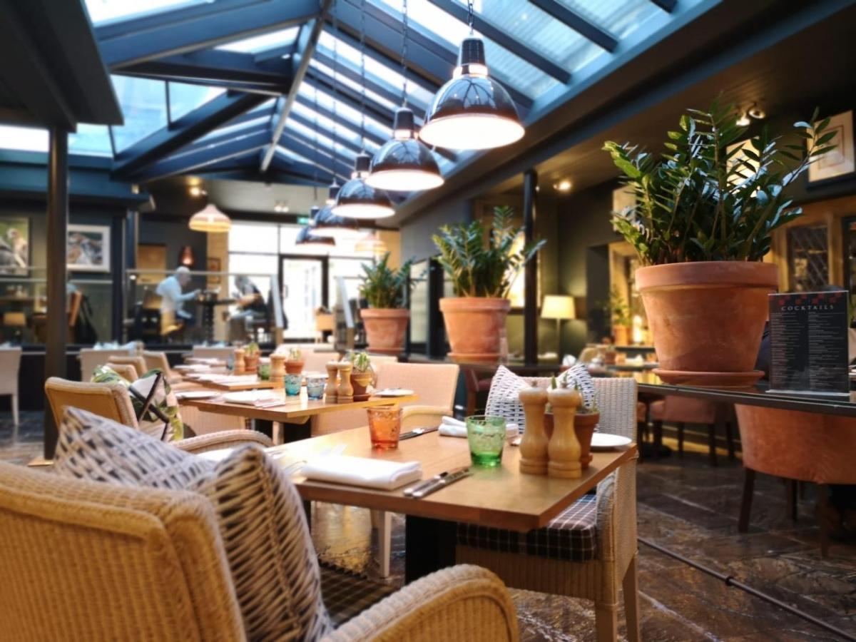 The Broadway Hotel Exterior photo